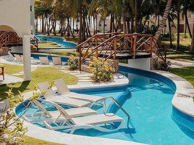 Royal Retreat Swim Up Suite
