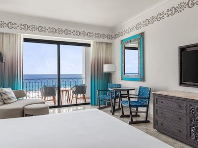 Deluxe King Bed Oceanfront Balcony