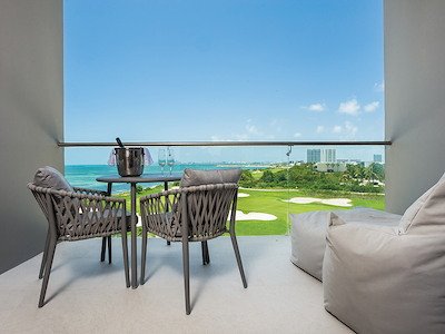 Deluxe Golf and Ocean View King