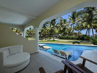 Beachfront Swim Up Junior Suite