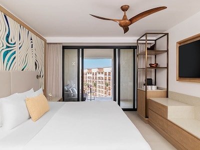 Club Deluxe Ocean View One Bedroom Master Suite