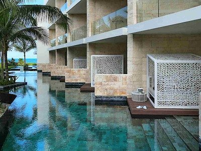 Junior Suite Swim Up Beachside