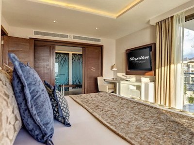 Diamond Club Luxury Presidential 1 Bedroom Swim Out Suite