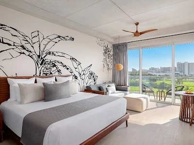 Junior Deluxe Suite Golf View King Bed