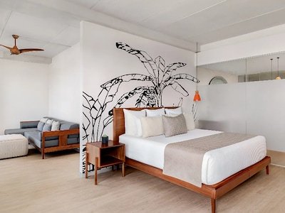 Premium Suite Golf View King Bed