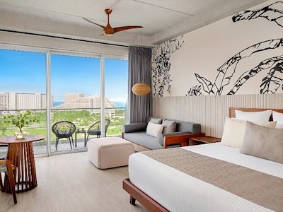 Vantage Club Junior Suite Golf Ocean View King Bed