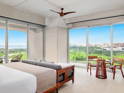 Vantage Club Corner Suite Golf Ocean View King Bed