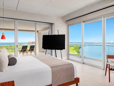 Vantage Club Master Suite Bay View King Bed