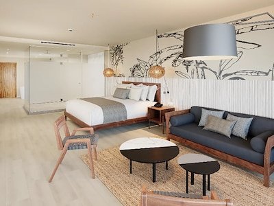 Vantage Club Vivid Suite