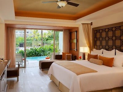 Preferred Club Junior Suite Swim Out Garden View King