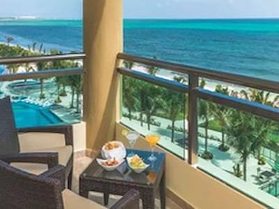 Ocean Front One Bedroom Presidential Swim Up Suite