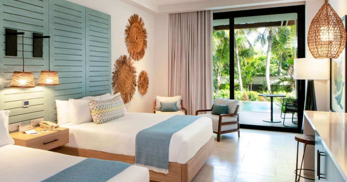 Unique Queen – Swim-Up Junior Suite
