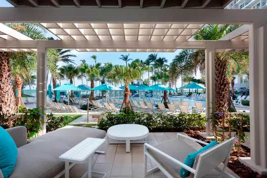 Guest Room, 1 King, Pool View (Cabana Building)