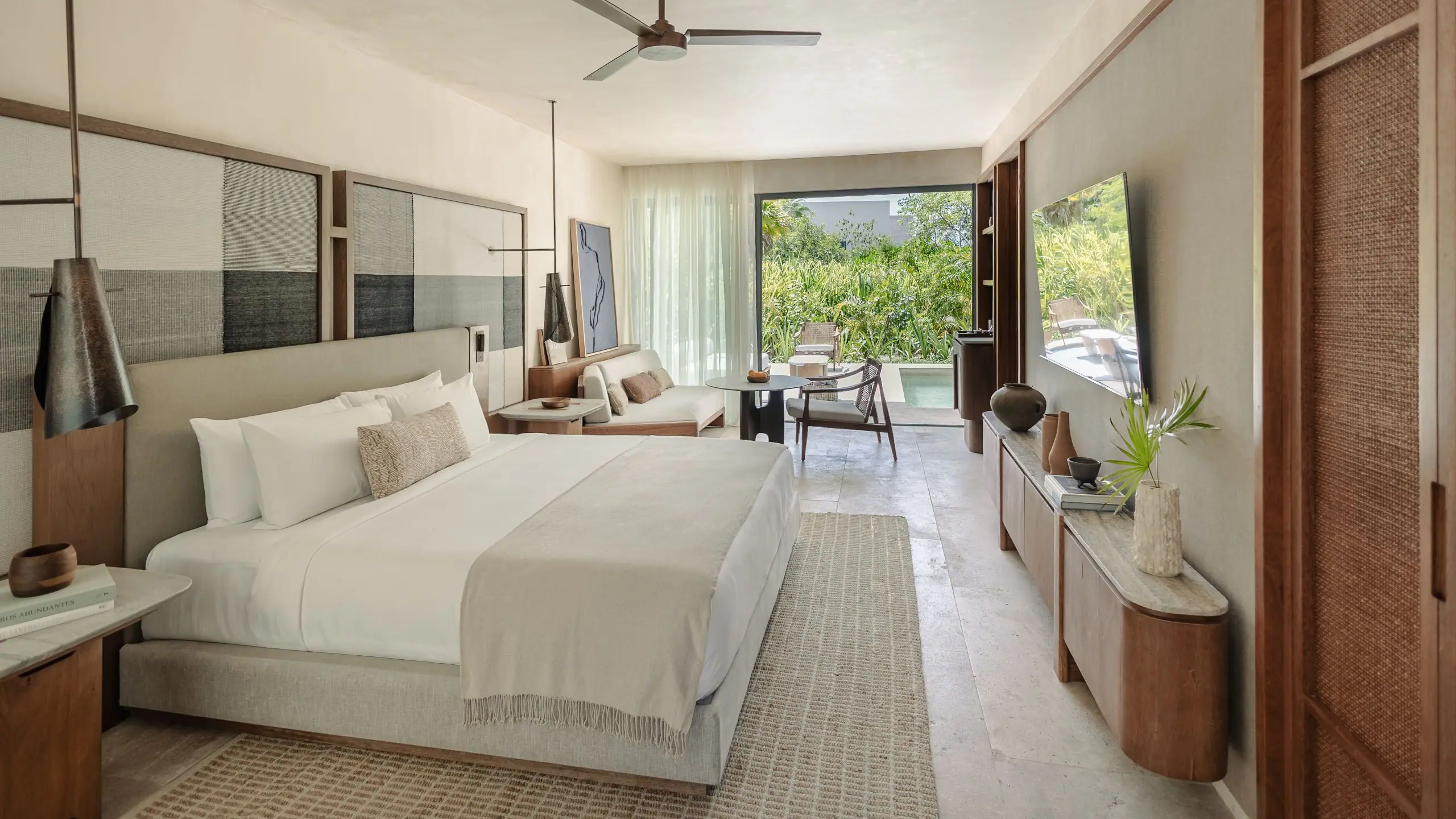 1 King Bed Lagoon Area (with Plunge Pool)