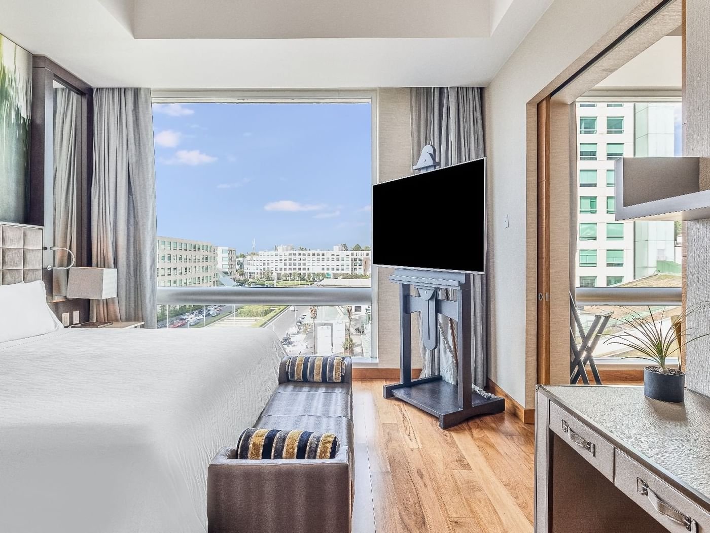 Master Suite, 1 King