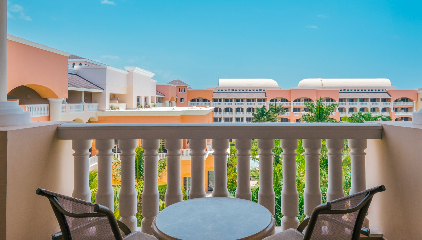 Pool-View Junior Suite